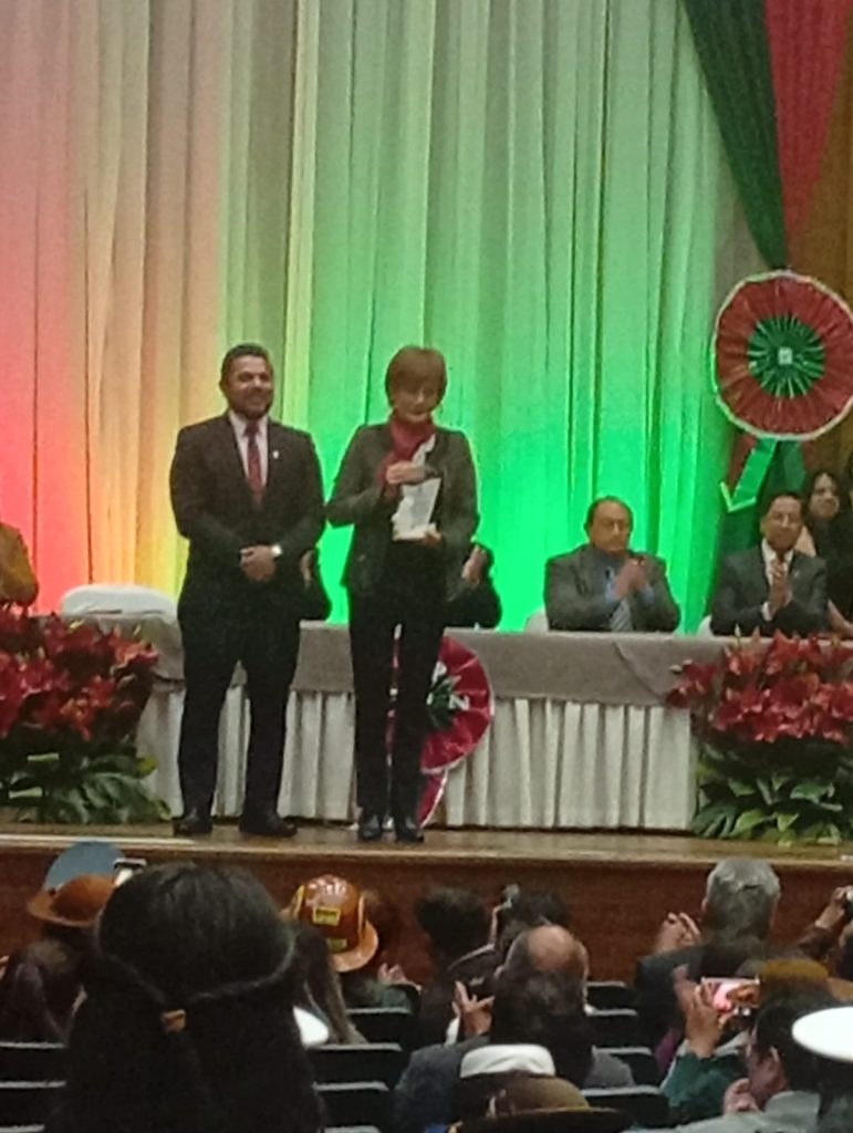 PRESIDENTE DE LA SOCIEDAD DE INGENIEROS DE BOLIVIA DEPARTAMENTAL LA PAZ PARTICIPÓ EN LA SESIÓN DE HONOR DE LA BRIGADA PARLAMENTARIA PACEÑA whatsapp image 2026 07 14 at 15.59.28 (1)