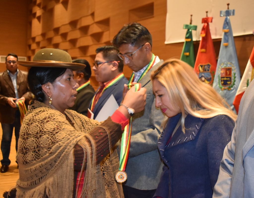 SIB LA PAZ: MÁS DE 300 PROFESIONALES RECIBEN LA MEDALLA AL MÉRITO POR SU EXCELENCIA TÉCNICA Y COMPROMISO CON EL ESTADO BOLIVIANO 7