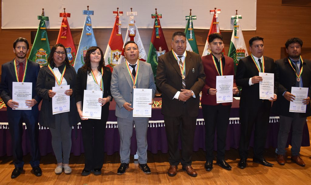 SIB LA PAZ: MÁS DE 300 PROFESIONALES RECIBEN LA MEDALLA AL MÉRITO POR SU EXCELENCIA TÉCNICA Y COMPROMISO CON EL ESTADO BOLIVIANO dsc 0043