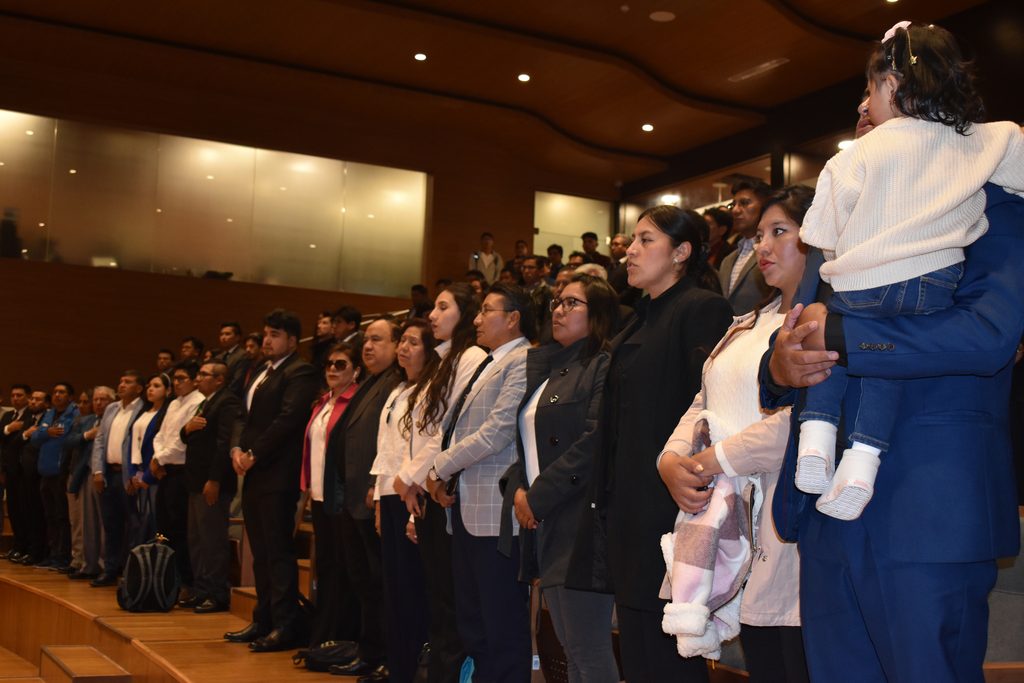 SIB LA PAZ: MÁS DE 300 PROFESIONALES RECIBEN LA MEDALLA AL MÉRITO POR SU EXCELENCIA TÉCNICA Y COMPROMISO CON EL ESTADO BOLIVIANO dsc 1102