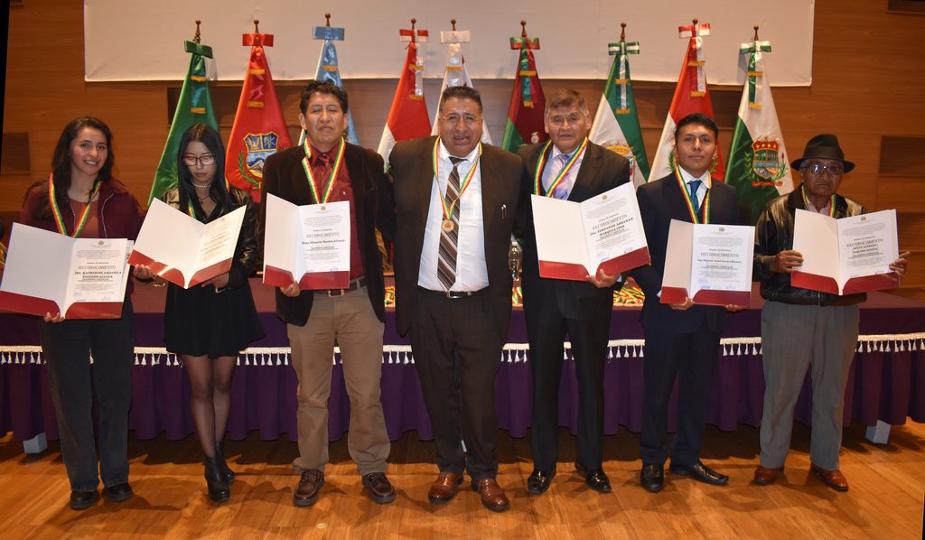 SIB LA PAZ: MÁS DE 300 PROFESIONALES RECIBEN LA MEDALLA AL MÉRITO POR SU EXCELENCIA TÉCNICA Y COMPROMISO CON EL ESTADO BOLIVIANO dsc 1251