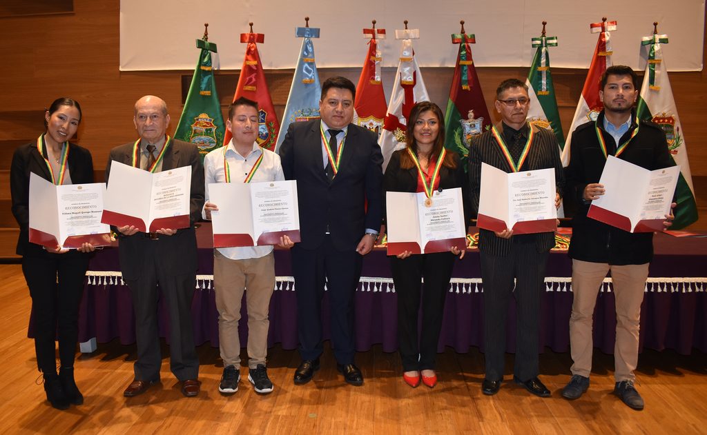 SIB LA PAZ: MÁS DE 300 PROFESIONALES RECIBEN LA MEDALLA AL MÉRITO POR SU EXCELENCIA TÉCNICA Y COMPROMISO CON EL ESTADO BOLIVIANO dsc 1285
