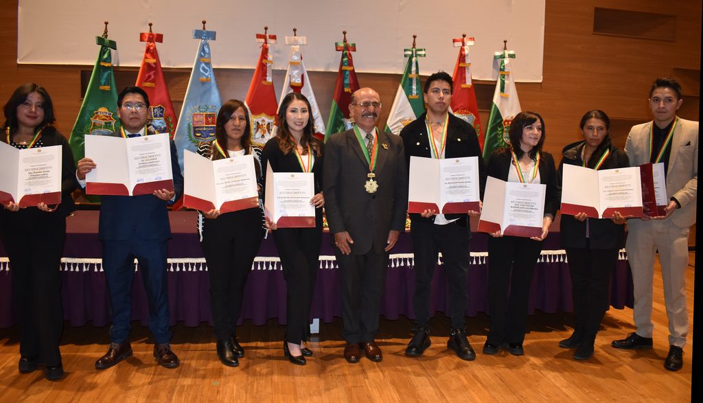 SIB LA PAZ: MÁS DE 300 PROFESIONALES RECIBEN LA MEDALLA AL MÉRITO POR SU EXCELENCIA TÉCNICA Y COMPROMISO CON EL ESTADO BOLIVIANO dsc 1299