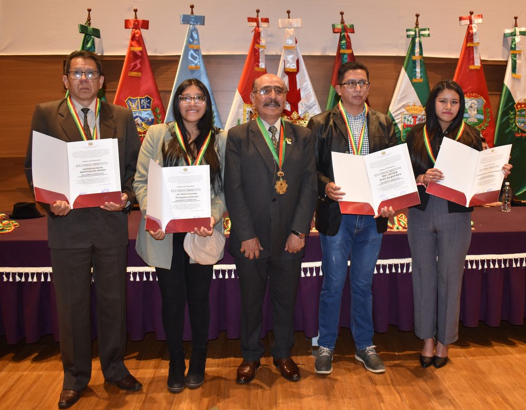 SIB LA PAZ: MÁS DE 300 PROFESIONALES RECIBEN LA MEDALLA AL MÉRITO POR SU EXCELENCIA TÉCNICA Y COMPROMISO CON EL ESTADO BOLIVIANO dsc 1302