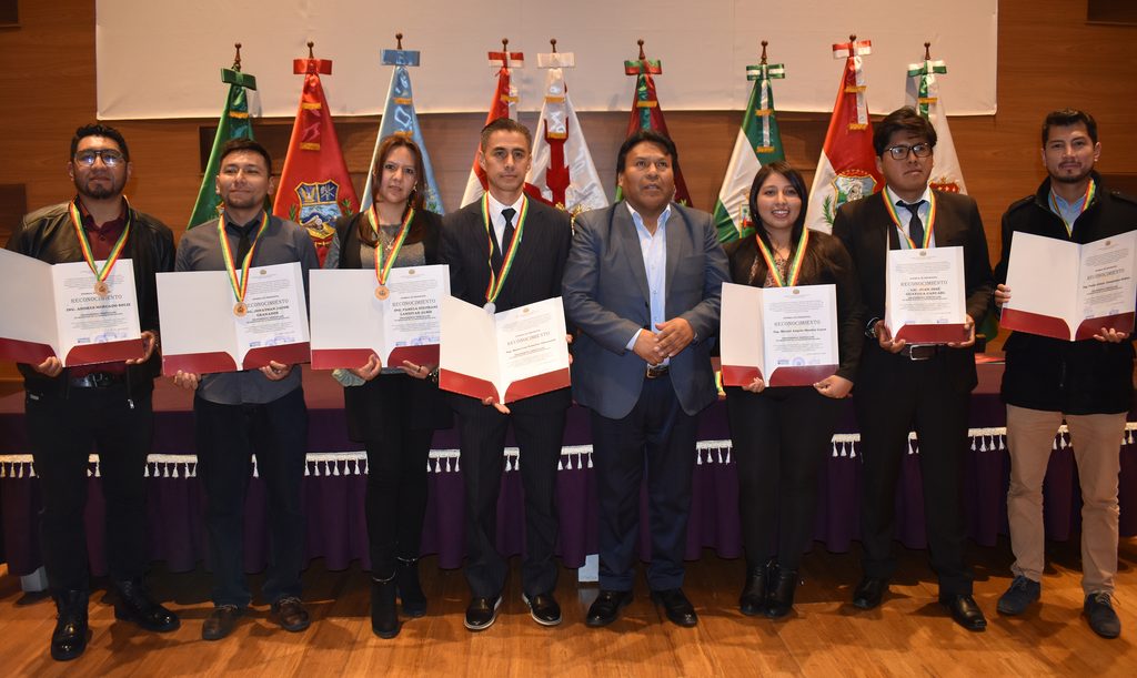 SIB LA PAZ: MÁS DE 300 PROFESIONALES RECIBEN LA MEDALLA AL MÉRITO POR SU EXCELENCIA TÉCNICA Y COMPROMISO CON EL ESTADO BOLIVIANO dsc 1321
